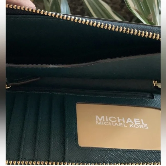 MICHAEL KORS JET SET LARGE FLAT GREEN LEATHER WALLET/WRISTLET PHONE CASE NEW TAG - Picture 8 of 12